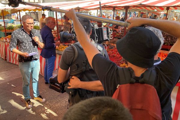 Florent Loiseau sur le marché de La Rochelle