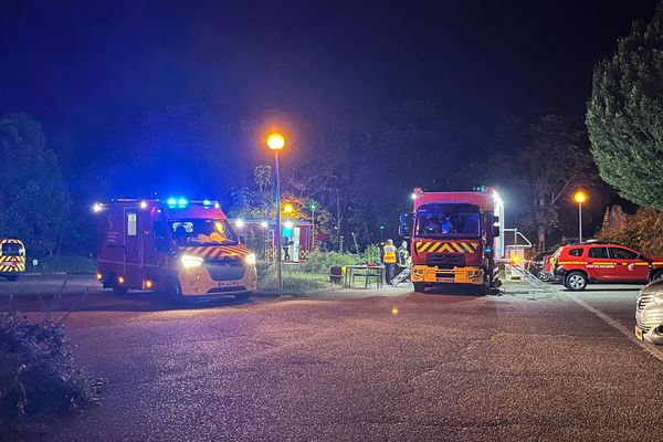 Une cinquantaine de pompiers munis de 25 engins se sont mobilisés sur place pour éteindre les flammes de l'incendie dans l'entreprise Baruch et Fisch, à Rosheim.