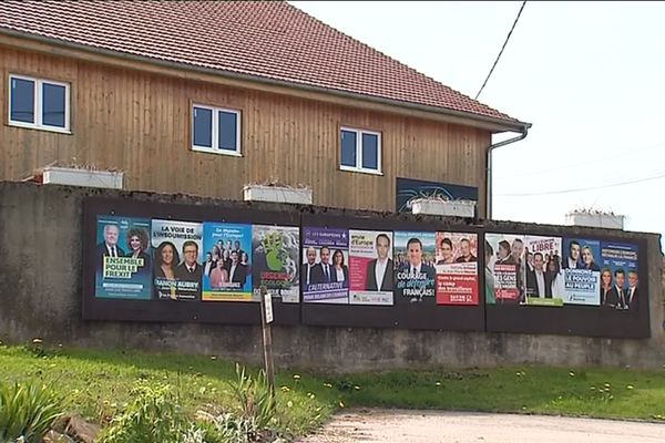 Deux en une. La mairie de Belfays fait de la place pour accueillir les votants d'Urtière. 