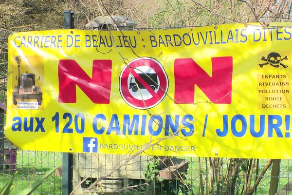 Les habitants du village de Bardouville près de Rouen refusent le projet de stockage des déchets du Grand Paris.