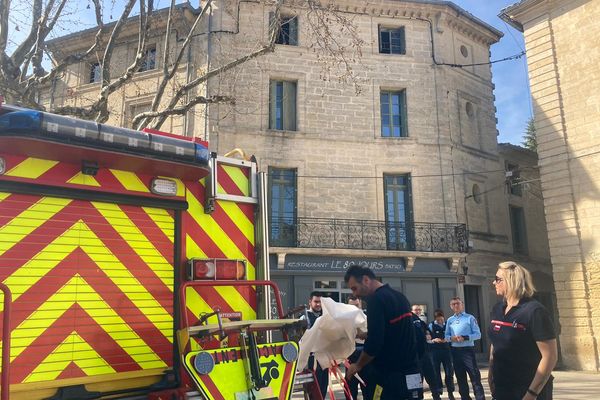 Les pompiers ont été appelés suite à une explosion au troisième et dernier étage de cet immeuble.