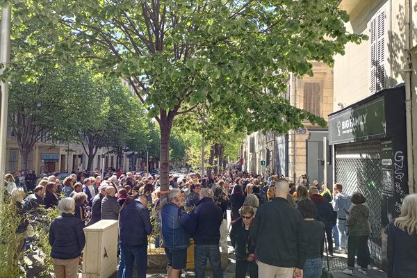 De nombreux Marseillais sont venus rendre hommage aux victimes de la rue de Tivoli ce dimanche 16 avril.