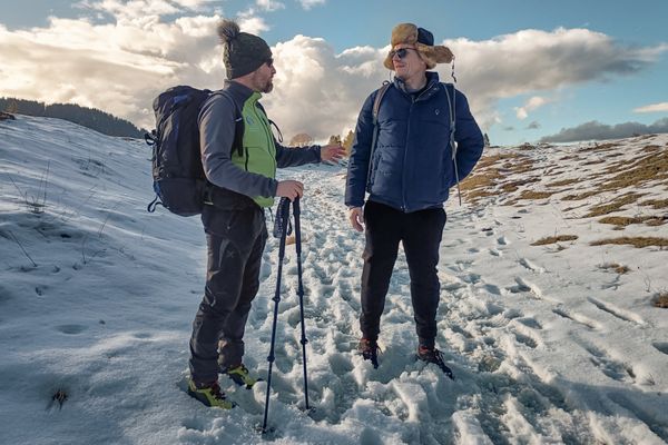 Lucas Humbert donne de précieux conseils à Guillaume Pierre avant de partir en randonnée dans le Haut-Jura