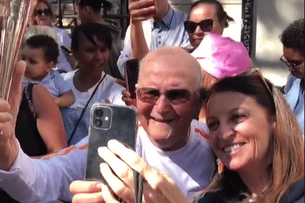 A presque 102 ans, Albert Corrieria a participé très ému à la première journée du relais de la flamme olympique à Marseille