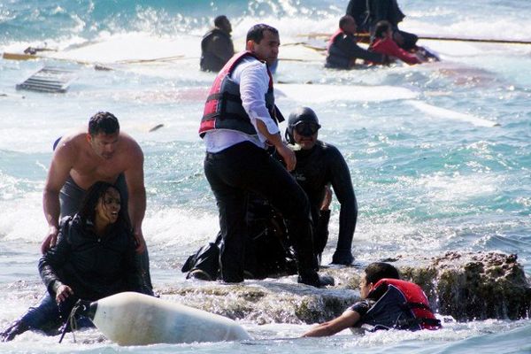 Des sauveteurs portent secours à une femme migrante