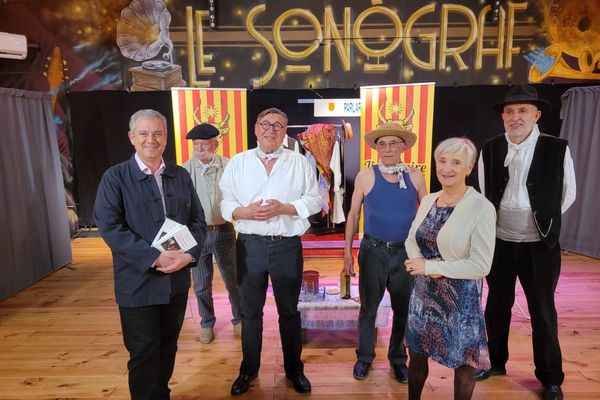 Frédéric Soulié et l'équipe des comédiens "Li galejaire dóu Thor" dans la salle de spectacle du Sonograf