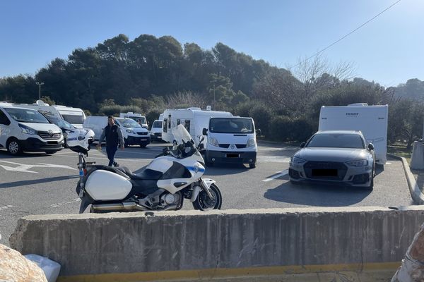 Après une arrivée à Mandelieu-la-Napoule dimanche, une quinzaine de caravanes a dû quitter les lieux pour accéder à un terrain à Mouans-Sartoux.