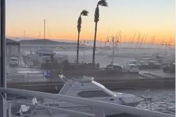 Fort vent au lever du jour dans le port de Cavalaire (Var).