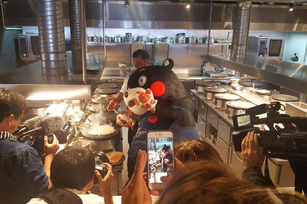 La mascotte japonaise à l'Ecole de la Crêpe du chef Bertrand Larcher à Saint-Malo. 