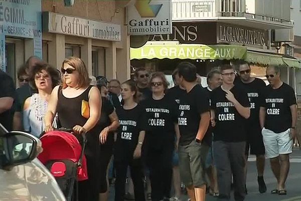 Une centaine de manifestants ont défilé à Valras-Plage avant d'occuper la mairie héraultaise.