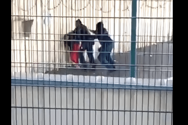 Capture d'écran d'une vidéo d'un détenu victime de violences au centre pénitentiaire de Villefranche-sur-Saône.