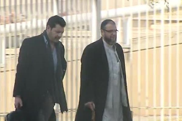 L'imam Khattabi entre au tribunal correctionnel de Montpellier accompagné de son avocat