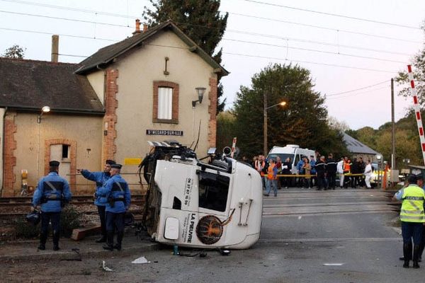 Le chauffeur s'était engagé au ralenti sur le passage à niveau sans voir les feux rouges clignotants qui annonçaient l’arrivée d’un train. 