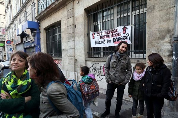 Manifestation de parents devant une école où se posent des problèmes de sécurité à Marseille.