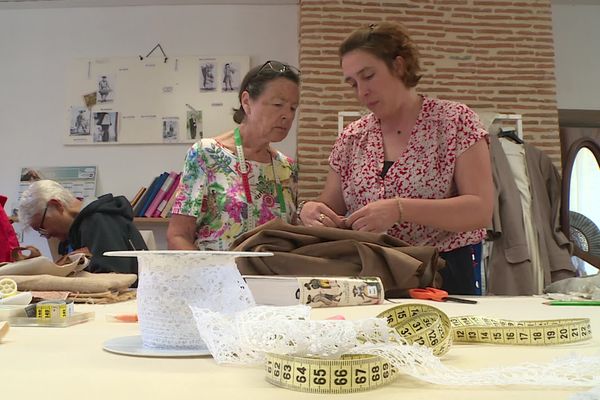 Dans les ateliers la semaine dernière, c’était l’effervescence pour achever la confection de vêtements et accessoires à la mode d'antan avant le jour J.