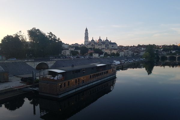 La baignade n'est pas autorisée dans la rivière de l'Isle en centre-ville de Périgueux, en Dordogne.