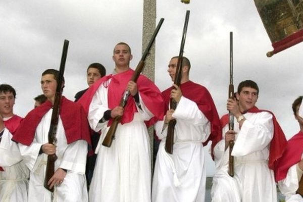 Salves traditionnelles à Cargèse à l'occasion des Pâques orthodoxes