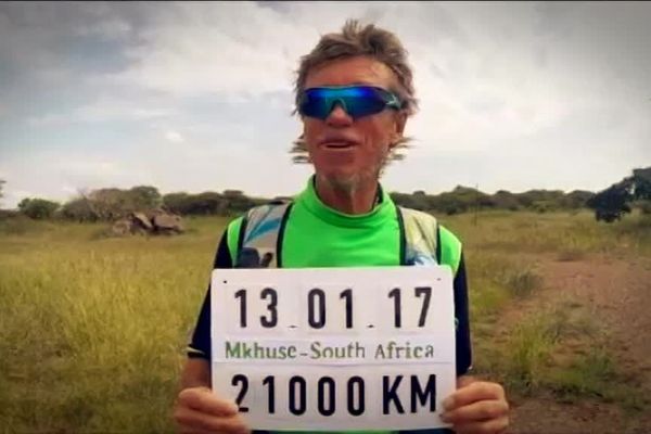 Serge Girard en Afrique du Sud après 21 000 kilomètres de course à travers le monde... 