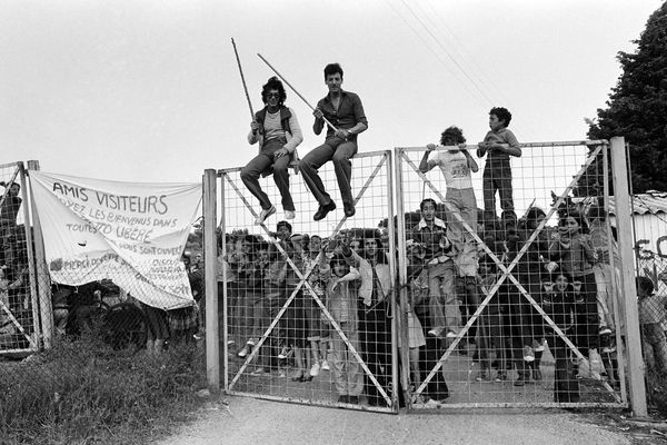 Des enfants de Harkis manifestent dans le camp de Saint-Maurice-l'Ardoise, dans le Gard, en juin 1975.