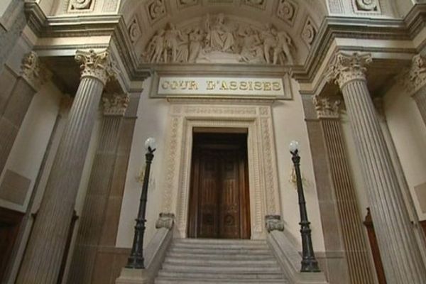 Le procès en appel devait se tenir du 8 au 18 décembre 2014 devant la Cour d'assises du Rhône.