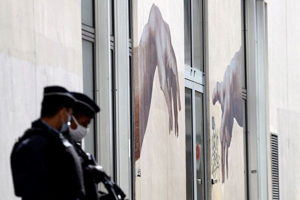 Des policiers à proximité des anciens locaux de Charlie Hebdo, ce samedi 26 septembre, au lendemain de l’attaque.