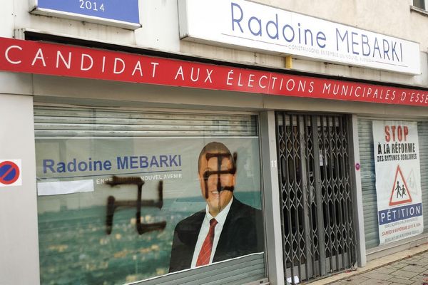 Les deux croix gammées sur la vitrine