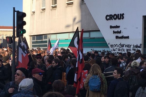 Emotion et rassemblement devant le CROUS après l'immolation d'un étudiant originaire de Saint-Etienne - 12/11/19)
