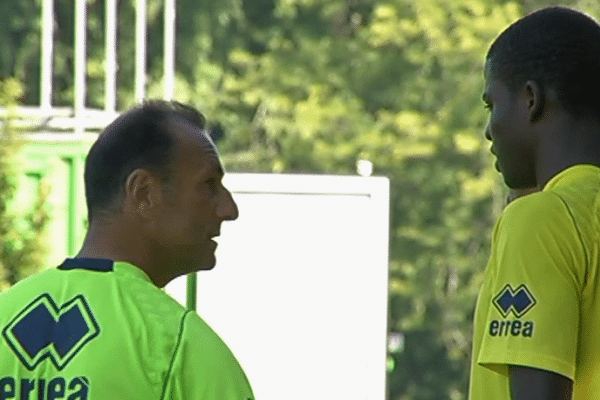 Michel Der Zakarian s'adressant à ses joueurs lors de l'ultime entrainement.