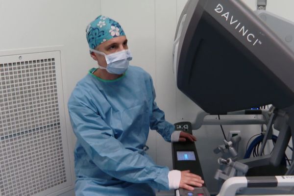 Le robot DaVinci XI, au bloc opératoire de l'hôpital de Bastia.