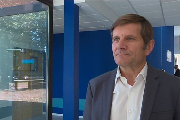 Le Dr Philippe Damier neuroogue au CHU de Nantes alerte contre des essais cliniques illégaux. 