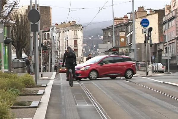 Depuis lundi 22 janvier, les deux-roues qui circulent sur les voies du tramway de Clermont-Ferrand risquent une amende de 135 euros. 