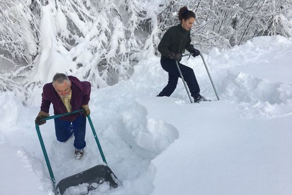 Meteo Dans Le Massif Du Jura De La Neige Jusqu A 1 75 Metre De Hauteur Et Ce N Est Pas Fini