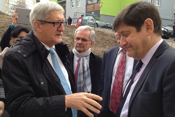 Patrick Kanner, ministre de la Ville, de la Jeunesse et des Sports en visite à Limoges le 11 mars 2016, en compagnie du maire Émile-Roger Lombertie