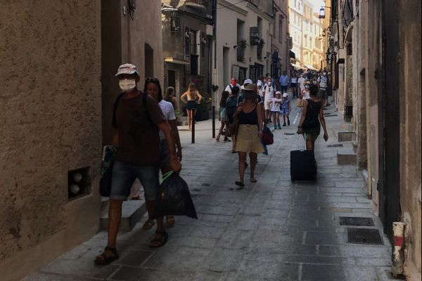 Depuis mercredi 5 août, le port du masque est obligatoire dans certaines rues de Bonifacio. 