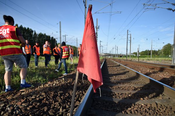 "Je fais un appel solennel aux syndicats.  L’ouverture à la concurrence se fera. La grève doit cesser. Je ne suis pas supporter du gouvernement mais le texte du Sénat est équilibré et je pense aux Français pénalisés par toutes ces semaines de grève." a déclaré Gérard Cornu, sénateur LR d'Eure et Loir et rapporteur au Sénat de la réforme ferroviaire