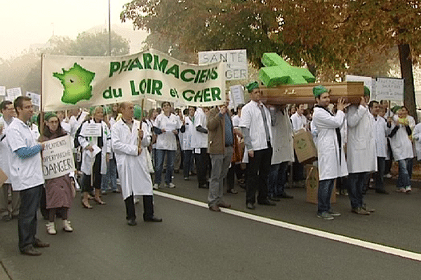 Les pharmaciens manifestent dans de nombreuses villes de France, comme ici à Blois. 