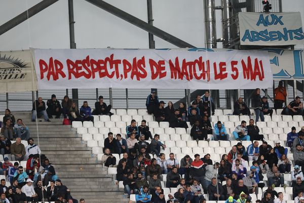 Avril 2019, OM - FC Nantes au stade Orange Vélodrome, des supporters déploient en tribune une banderole demandant l'annulation des matchs pour la journée du 5 mai en mémoire de la tragédie de Furiani. 