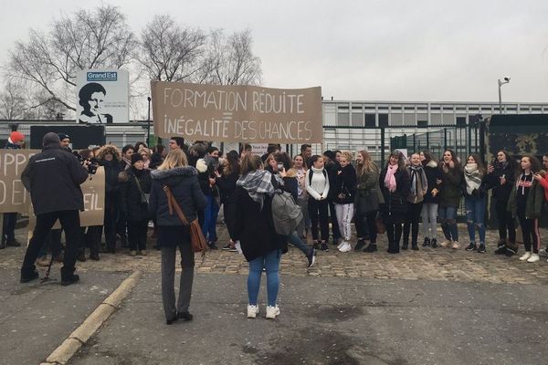 "La réforme de M. Blanquer va compliquer la poursuite d'études de nos élèves et freiner leur mobilité territoriale", déplorent les profs du lycée des métiers. 