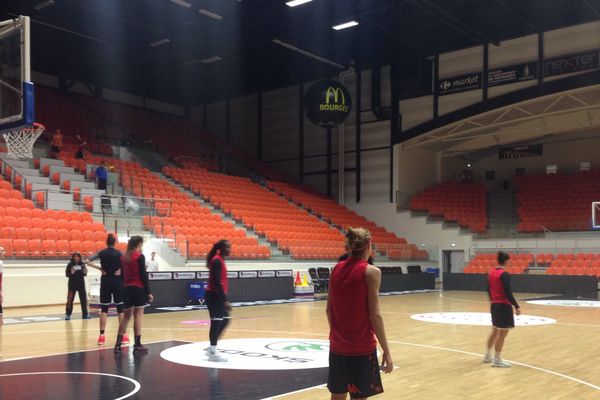 Les filles du Tango Bourges Basket ont peaufiné les derniers réglages ce mercredi matin sur le parquet.