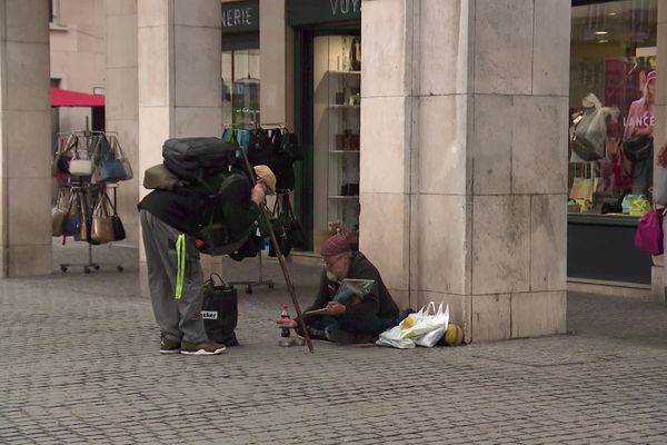 La mairie d'Amiens veut prendre un arrêté pour interdire la mendicité pendant l'été, les associations se mobilisent pour l'en empêcher.