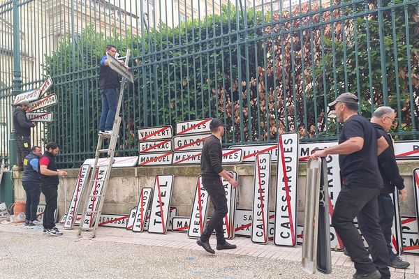 Les panneaux ont été accrochés aux grilles de la préfecture du Gard, le 18 octobre 2024.