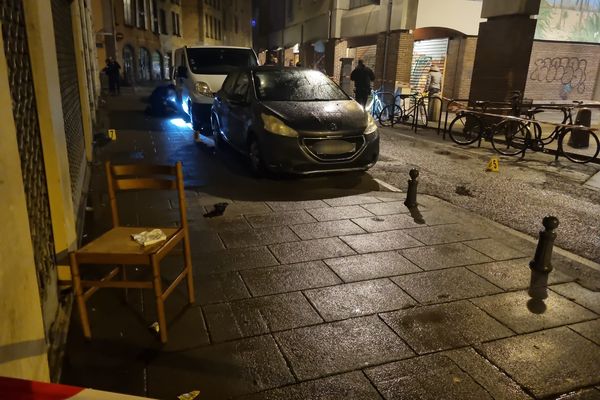 La fusillade s'est produite rue Très-Cloîtres, à proximité de la place Edmond Arnaud à Grenoble.