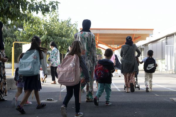 Des mamans portant le voile amènent leur enfant pour la rentrée scolaire dans une école maternelle de Montpellier (illustration)