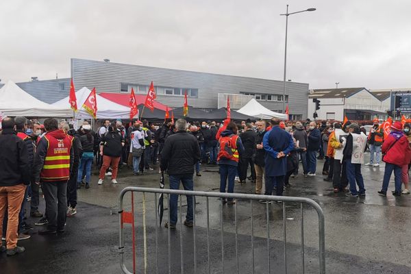 Des délégations de Poitou et de Bretagne ont rejoint la mobilisation devant l'usine du Mans, le 6 mai 2021