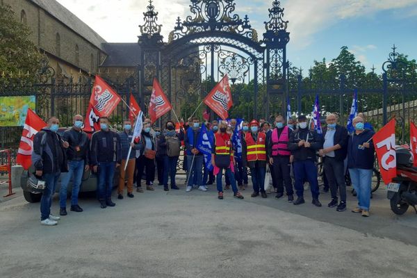 Les agents territoriaux bloquent toute la journée de samedi les 9 entrées du parc du Thabor de Rennes.