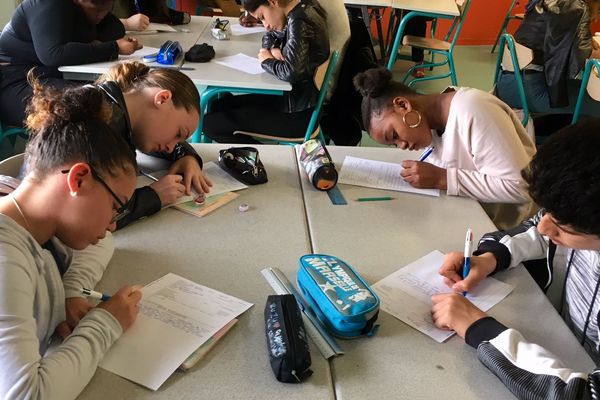 Les élèves du collège Jules Verne à Buxerolles pendant la dictée.