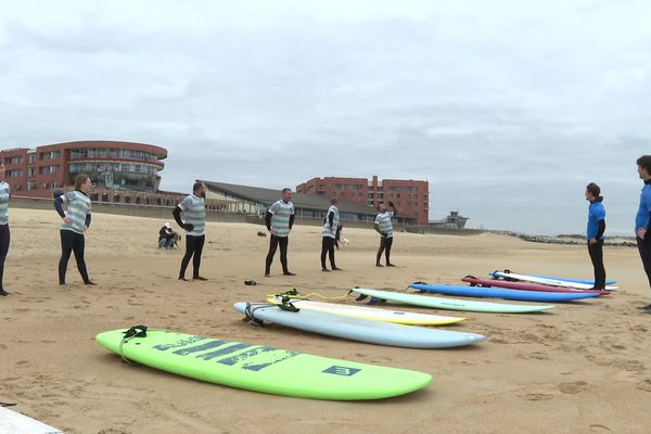 Les cours de surf ont la côte pour les vacances de février.