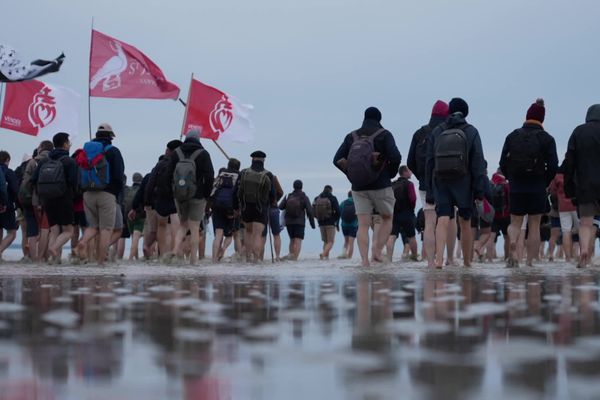 Des séminaristes mènent un pèlerinage à travers la baie du Mont-Saint-Michel (Manche), le 29 septembre 2024.