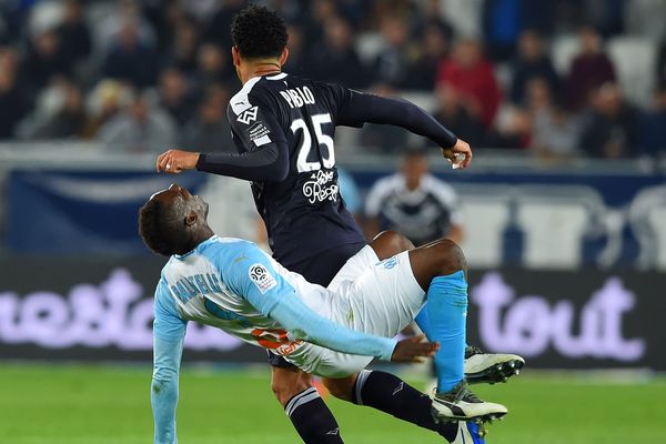 le bordelais Pablo bouscule le joueur de l'OM Mario Balotelli après que celui-ci lui a asséné un coup sur le nez  lors de la rencontre Bordeaux -OM pour la 31e journée de ligue 1. 