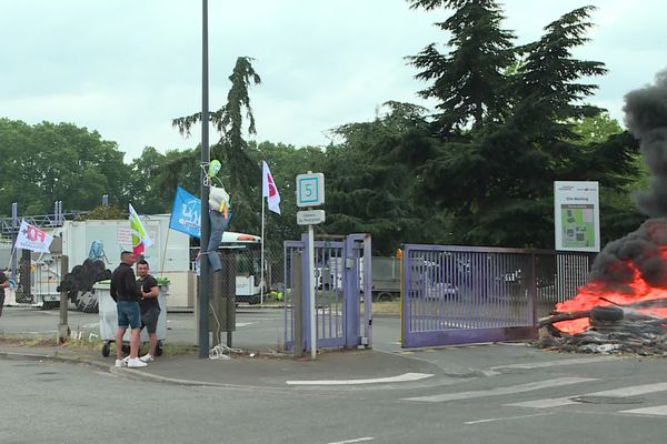 Toulouse - Grève des agents territoriaux de la ville et de la Métropole. Blocage d'un dépôt d'ordures ménagères ce matin jeudi 17 juin 2021.